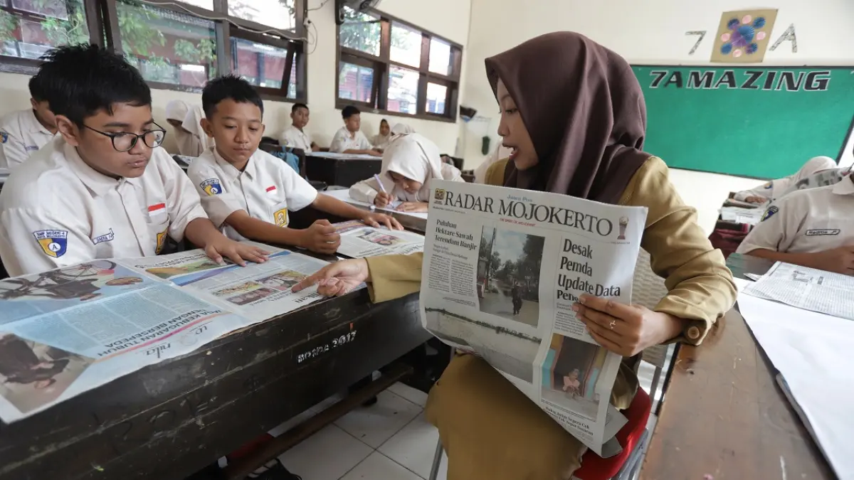 MENIMBA ILMU: Siswa SMPN 4 Mojokerto belajar di ruang kelas menggunakan koran sebagai media pembelajaran. Sejak masa Kerajaan Majapahit, membaca dan menulis sudah menjadi pelajaran dasar. (foto: dok. JPRM)