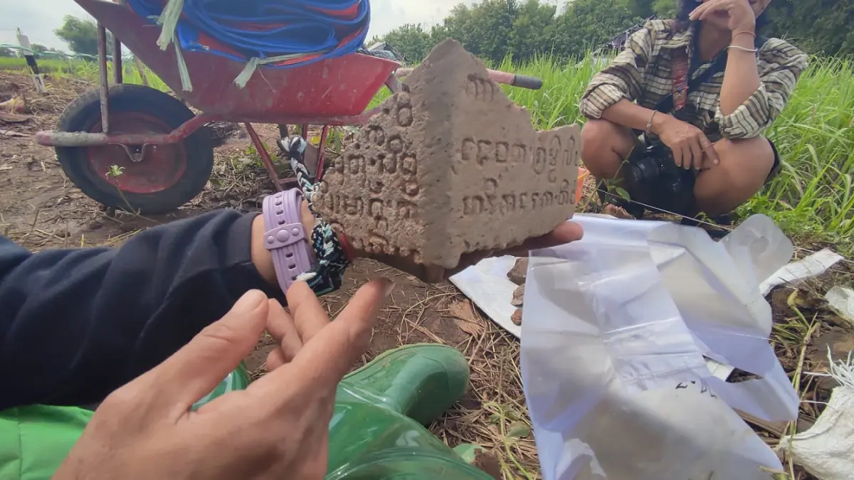 SUMBER SEJARAH: Prasasti dari masa Empu Sindok berisi penetapan tanah sima beraksara Jawa kuno yang ditemukan di Situs Gemekan, Kecamatan Sooko, Kabupaten Mojokerto, pada 2022 silam. (foto: dok. JPRM)
