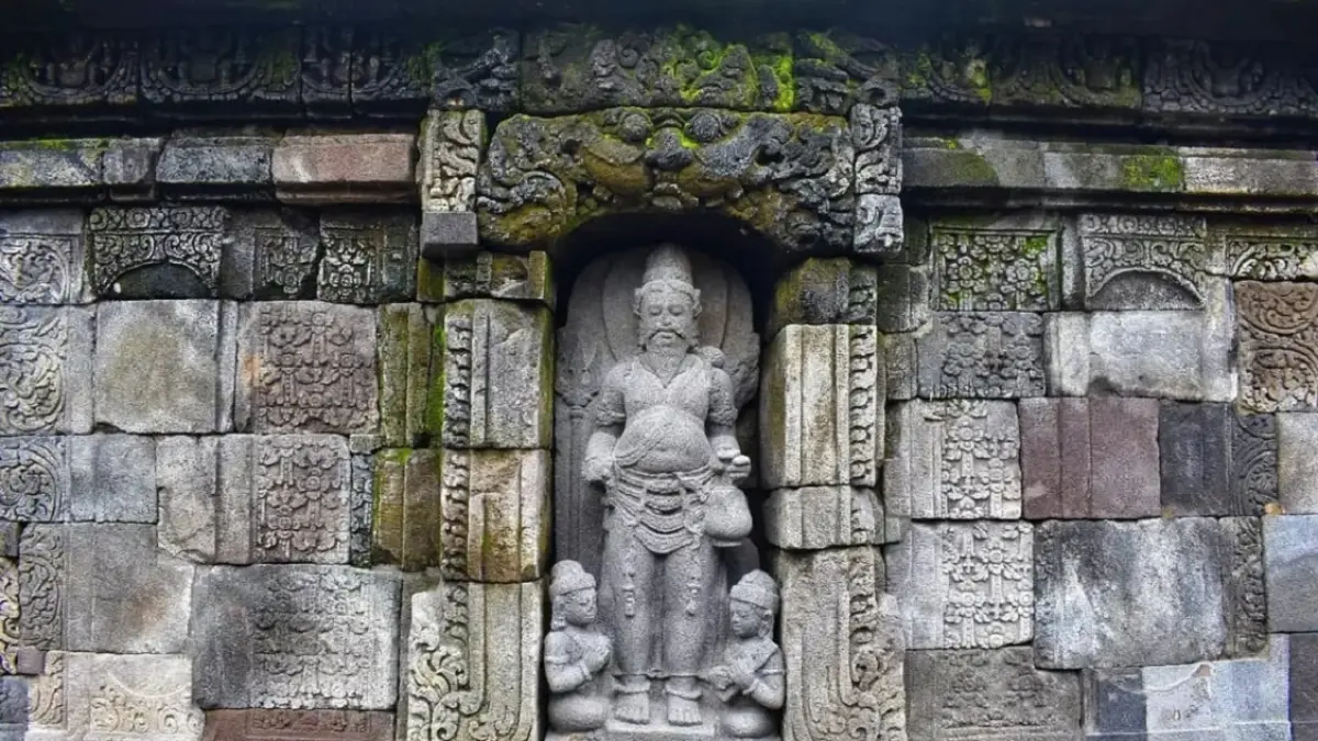 PENYEBAR ILMU: Relief Resi Agastya bersama figur pembawa lontar di dinding Candi Kedulan, Sleman, Yogyakarta. (foto: Dinas Pariwisata Sleman)
