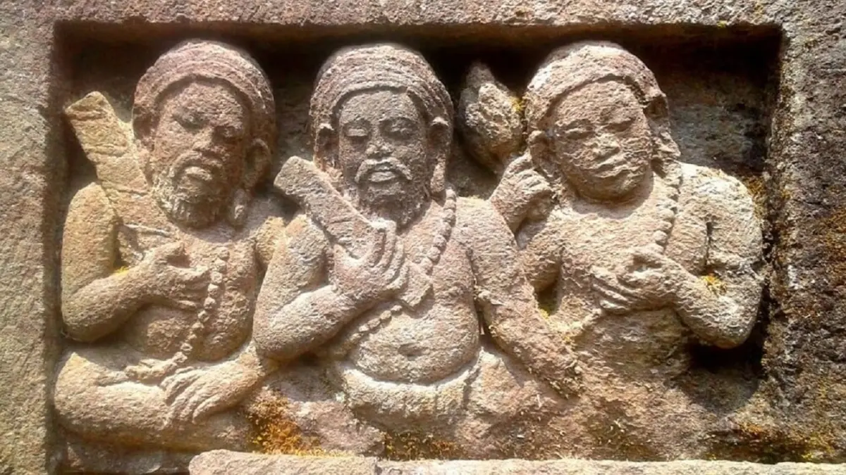 SIMBOL PENGETAHUAN: Relief resi atau pendeta yang membawa lontar di Candi Morangan, Sleman, Yogyakarta. (foto: Wikipedia)