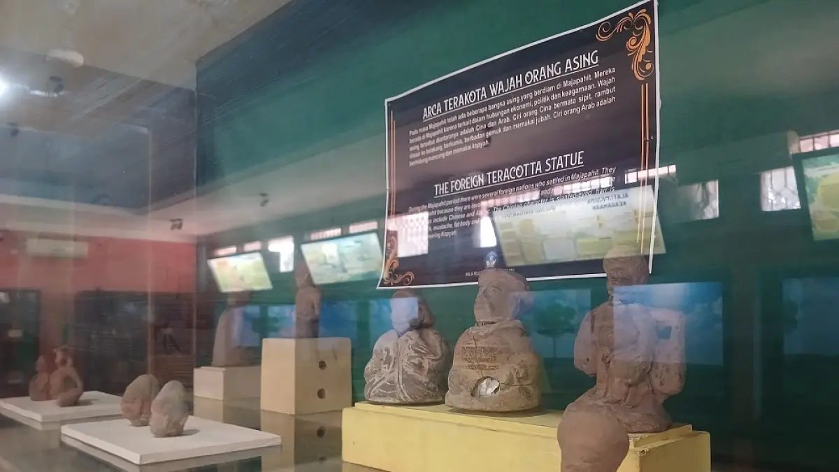 BUKTI EKSISTENSI: Terakota figurin wajah orang Tionghoa dan Arab dari masa Kerajaan Majapahit koleksi Museum Majapahit. (foto: dok. JPRM)