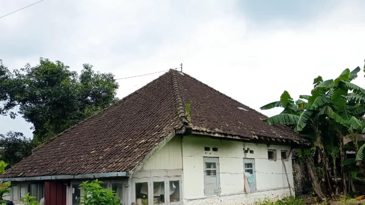 BERSEJARAH: Bekas gedung peninggalan zaman Belanda yang di dalamnya terdapat ruang tahanan di Desa Sajen, Kecamatan Pacet, Kabupaten Mojokerto. (foto: Rizal Amrulloh)