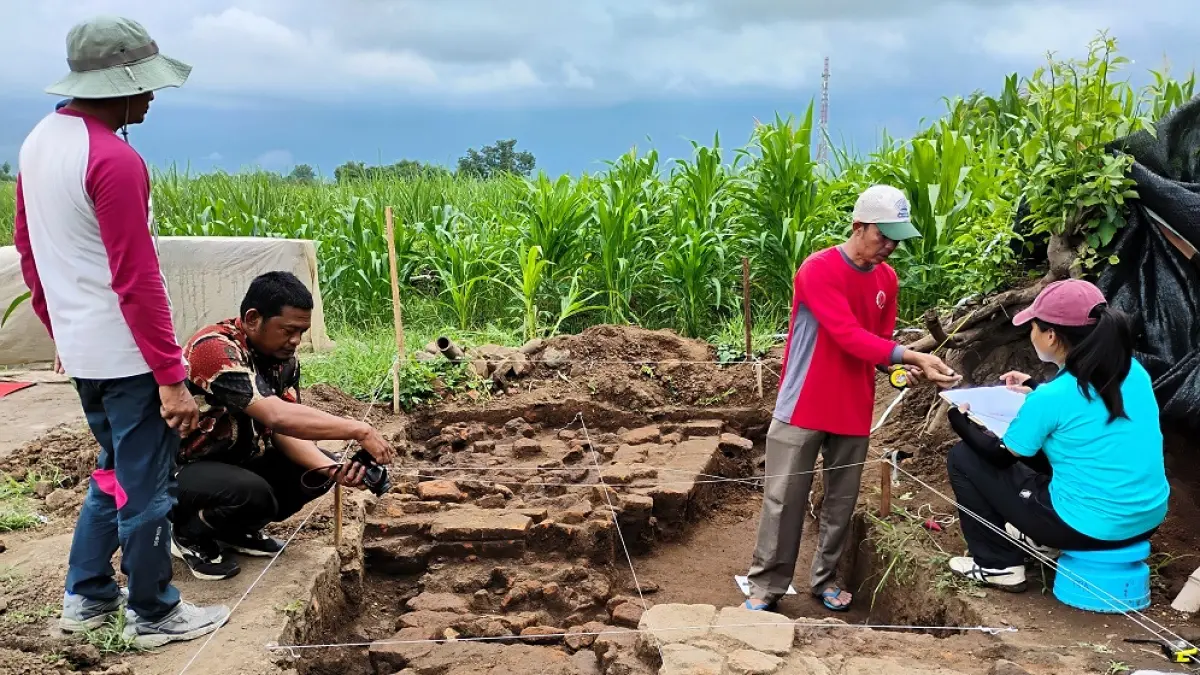 BERSEJARAH: Tim arkeolog Balai Pelestarian Kebudayaan Jawa Timur saat melakukan survei penyelamatan situs kuno di Desa Beloh, Kecamatan Trowulan. (foto: Martda Vadetya)