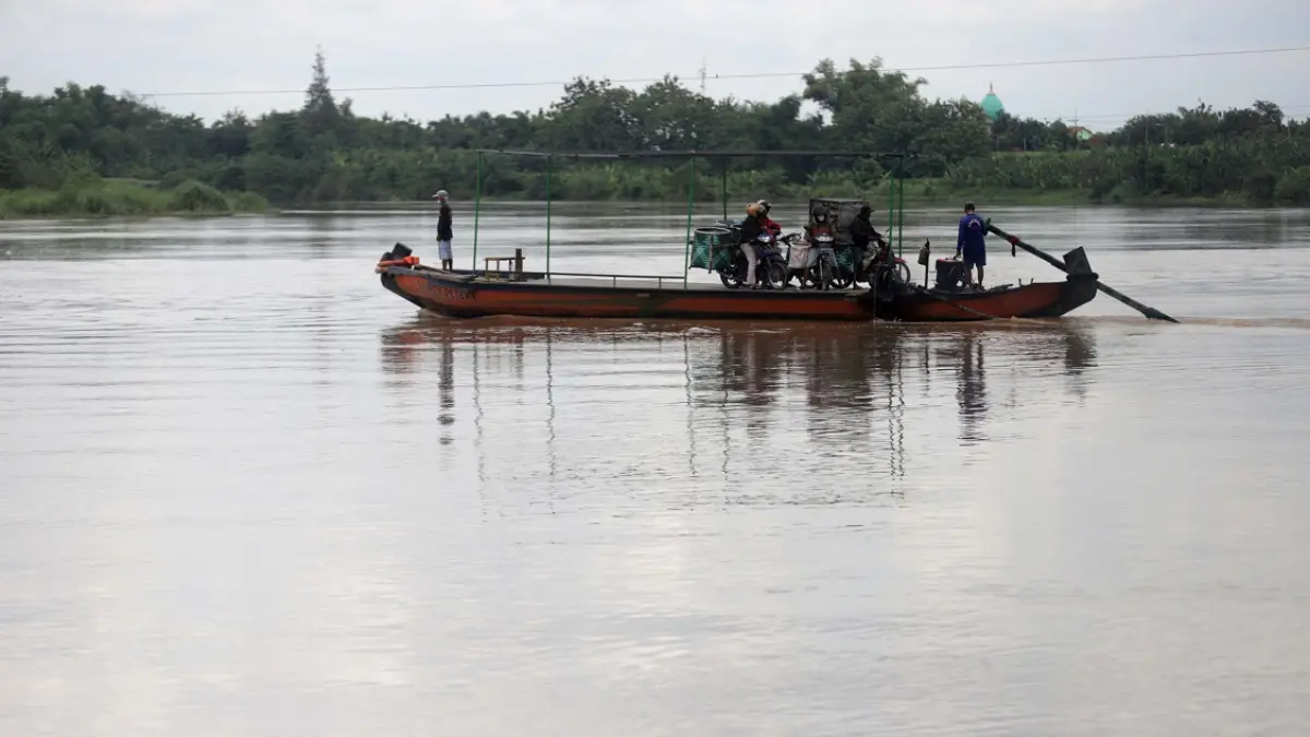 ANDALAN MASYARAKAT KUNO: Aktivitas perahu tambang penyeberangan Sungai Brantas di Desa Betro, Kecamatan Kemlagi, Kabupaten Mojokerto. (foto: dok. JPRM)