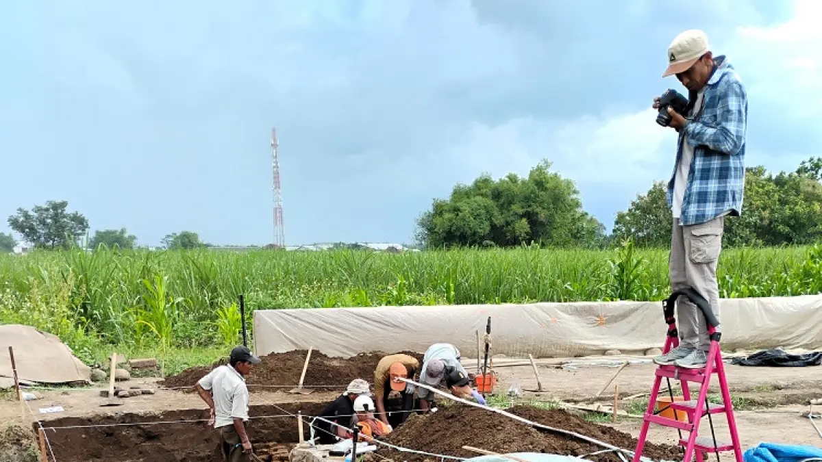 PENDATAAN: Tim arkeolog BP Kebudayaan Jawa Timur melakukan pendataan pada temuan struktur bata kuno di Desa Beloh, Kecamatan Trowulan, sebelum kembali diurug tanah, Kamis (23/4). (foto: Martda Vadetya)
