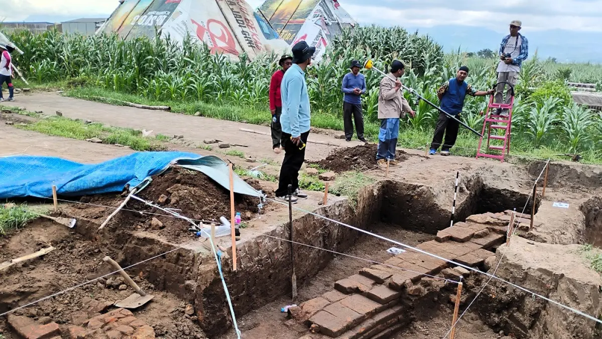 POTENSIAL: Tim arkeolog BP Kebudayaan Jatim melakukan survei penyelamatan di Situs Beloh, Desa Beloh, Kecamatan Trowulan, pada Kamis (23/4). (foto: Martda Vadetya)