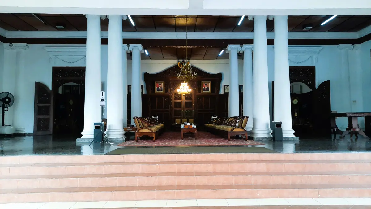 TINGGALAN KOLONIAL: Rumah dinas Bupati Mojokerto alias peringgitan ancang-ancang dicanangkan sebagai bangunan cagar budaya tingkat kabupaten. (foto: dok. JPRM)