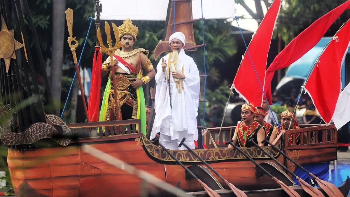 REPLIKA KAPAL MAJAPAHIT: Tatang Marhaendrata, Asisten Pemerintahan dan Kesejahteraan Rakyat Kabupaten Mojokerto, muncul di tengah panggung memerankan seorang resi dalam sendratasik kolosal Hari Jadi ke-733 Kabupaten Mojokerto di halaman kantor Pemkab, Sabtu (9/5). (foto: JPRM)
