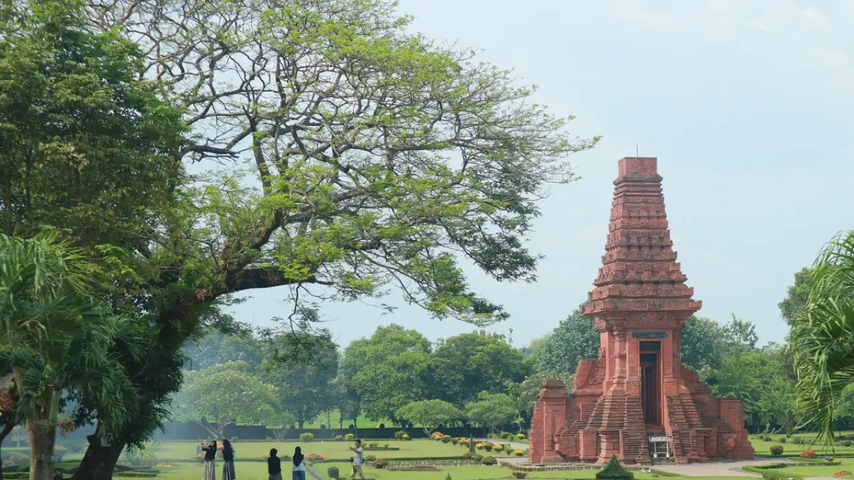 DIWARISI: Candi Bajang Ratu, Desa Temon, Kecamatan Trowulan, Kabupaten Mojokerto, bergaya gapura paduraksa dari masa Kerajaan Majapahit. (foto: dok. JPRM)