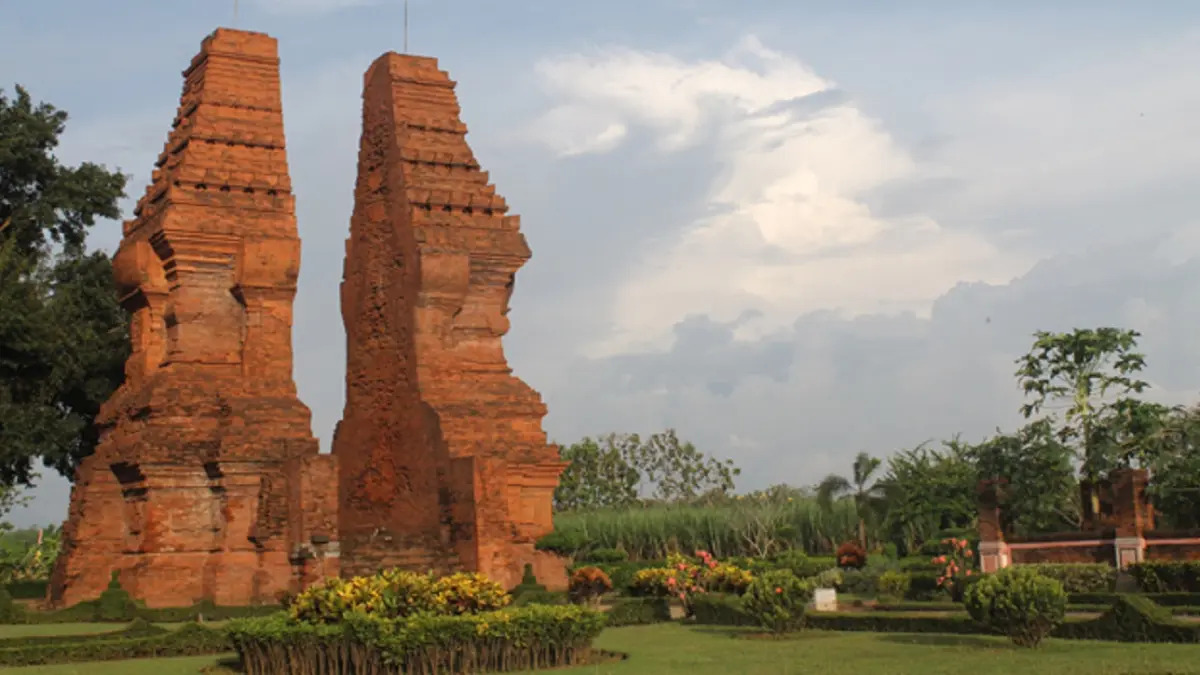 IKONIK: Candi Wringin Lawang di Desa Jatipasar, Kecamatan Trowulan, Kabupaten Mojokerto, sebagai peninggalan Kerajaan Majapahit berbentuk gapura belah. (foto: dok. JPRM)