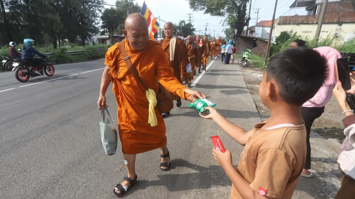 SAKRAL: Para bikhu dari berbagai negara melakukan ritual Pradaksina, kemarin (17/5). Ritual ini dilakukan dengan cara berjalan kaki mengitari bangunan candi sebagai bentuk penghormatan religius. (foto: Sofan JPRM)

&nbsp;