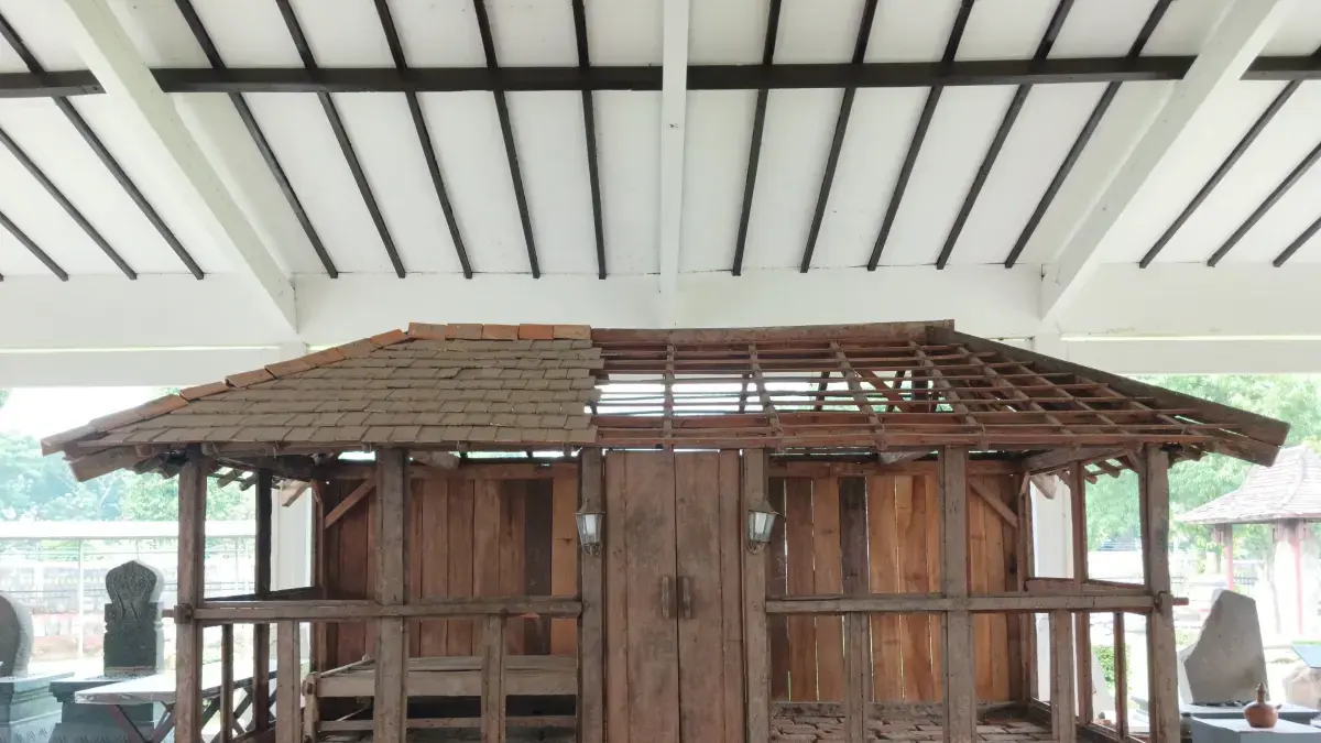 REPLIKA: Bangunan rumah Majapahit berbahan kayu di Museum Majapahit, Desa/Kecamatan Trowulan, Kabupaten Mojokerto. 