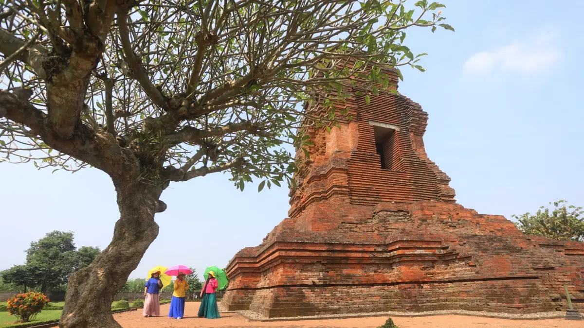 WISATA SEJARAH: Wisatawan mengunjungi Candi Brahu di Desa Bejijong, Kecamatan Trowulan, Kabupaten Mojokerto.