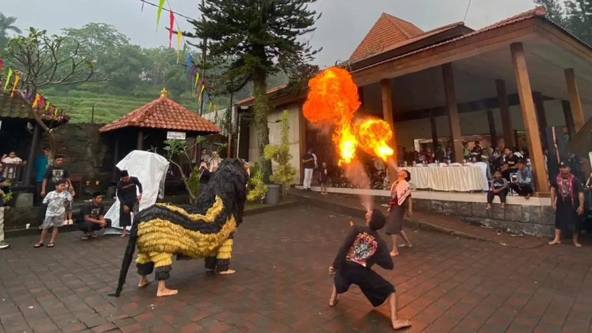 ATRAKTIF: Disbudporapar Kabupaten Mojokero menjalin kolaborasi dengan pelaku seni bantengan untuk menunjang daya tarik pengunjung wisata Ubalan Waterpark, Kecamatan Pacet.