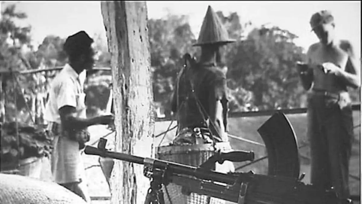 DIJAGA KETAT: Tentara Belanda melakukan pemeriksaan warga yang melintas di pos pertahanan Belanda di Mojokerto pada 1948.