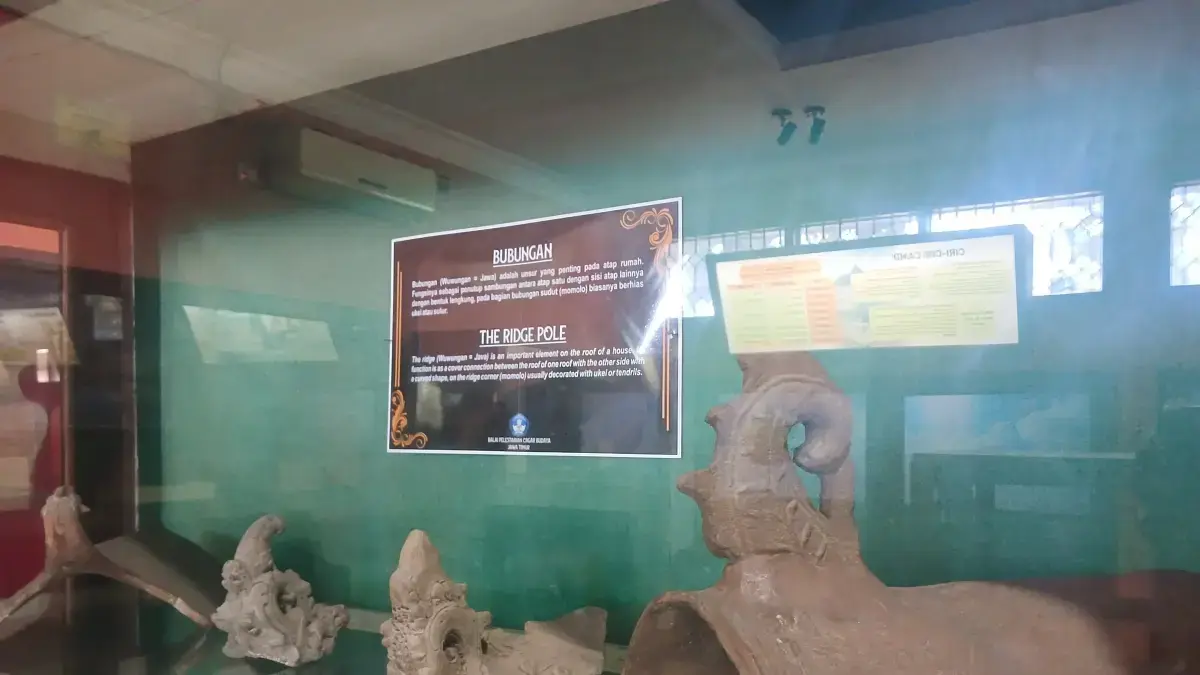 BERSEJARAH: Genting rumah dari masa Kerajaan Majapahit koleksi Museum Majapahit di Desa/Kecamatan Trowulan, Kabupaten Mojokerto. 