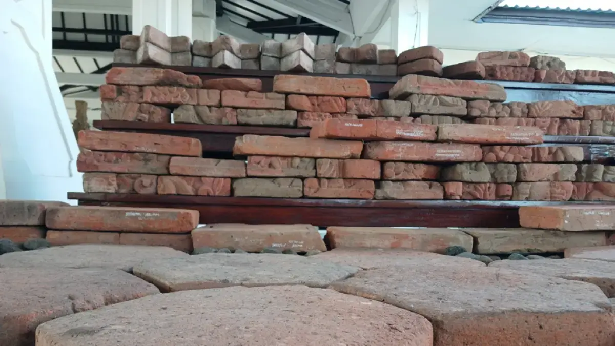 KUNO: Batu bata dengan hiasan relief pada salah satu sisi, bentuk gunung, dan segi enam peninggalan Kerajaan Majapahit di Museum Majapahit, Desa/Kecamatan Trowulan, Kabupaten Mojokerto.