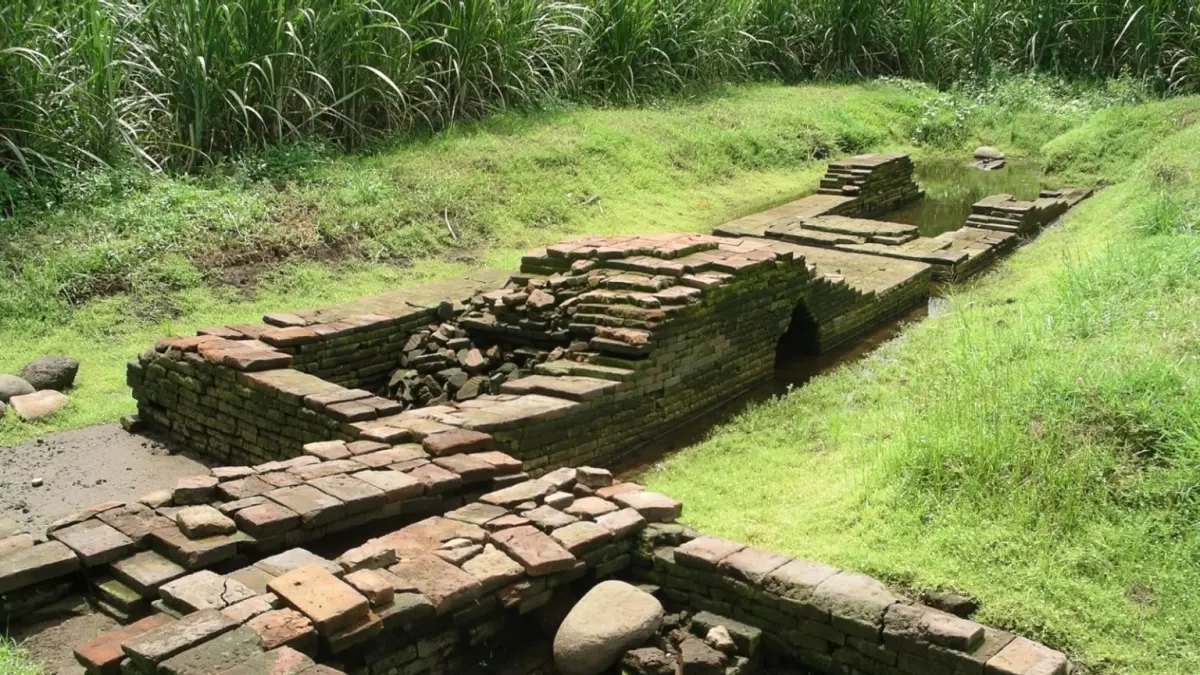SISTEM PERAIRAN KUNO: Situs Saluran Air Nglinguk di Dusun Nglinguk, Desa Trowulan, Kecamatan Trowulan, Kabupaten Mojokerto, peninggalan Kerajaan Majapahit. (BPK Jatim)