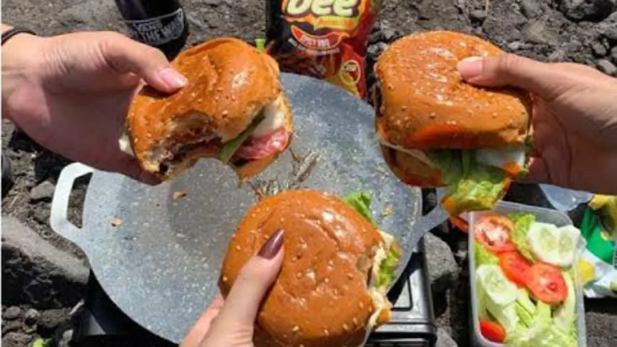 tren memasak burger di tepi sungai