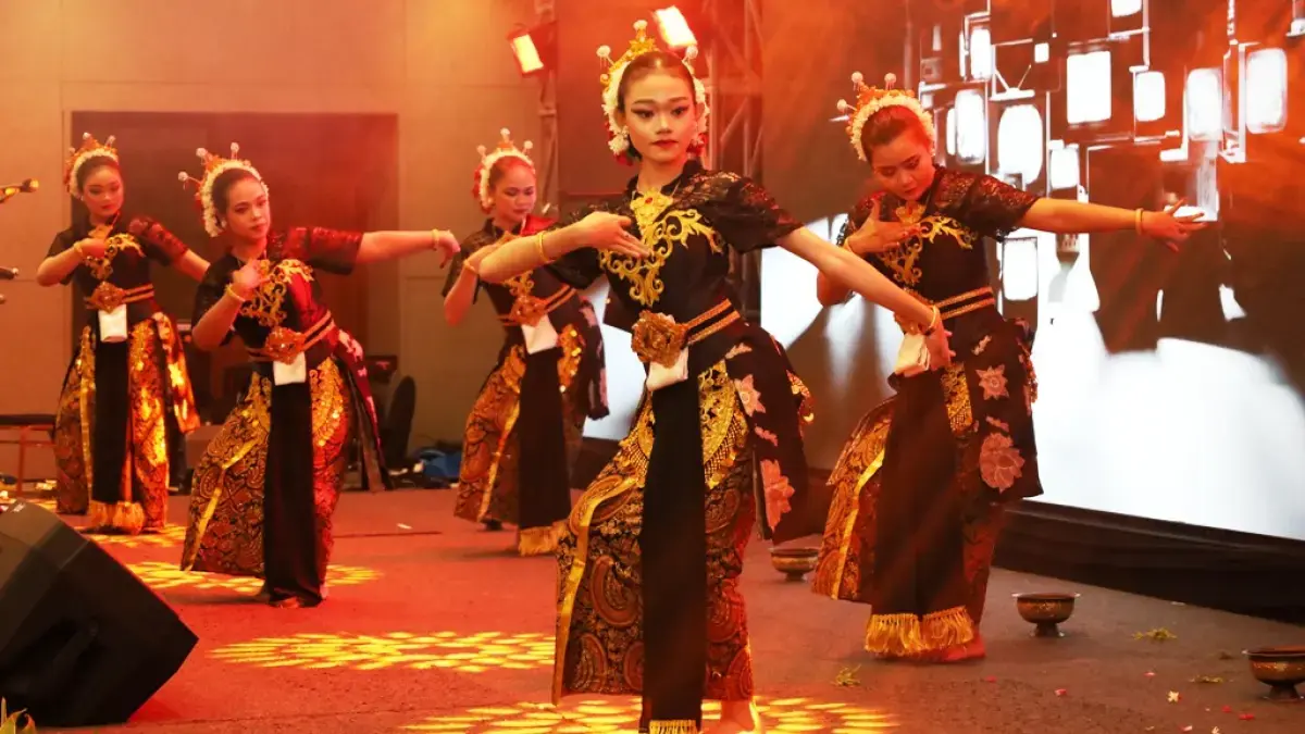 SENI KREASI: Para penari Bedhaya Majapahit Puji Sesanti memasuki panggung Jawa Pos Radar Mojokerto Award 2026 di Ballroom Sunrise Hotel Mojokerto, Kota Mojokerto, Selasa (7/7). (Anggi F)