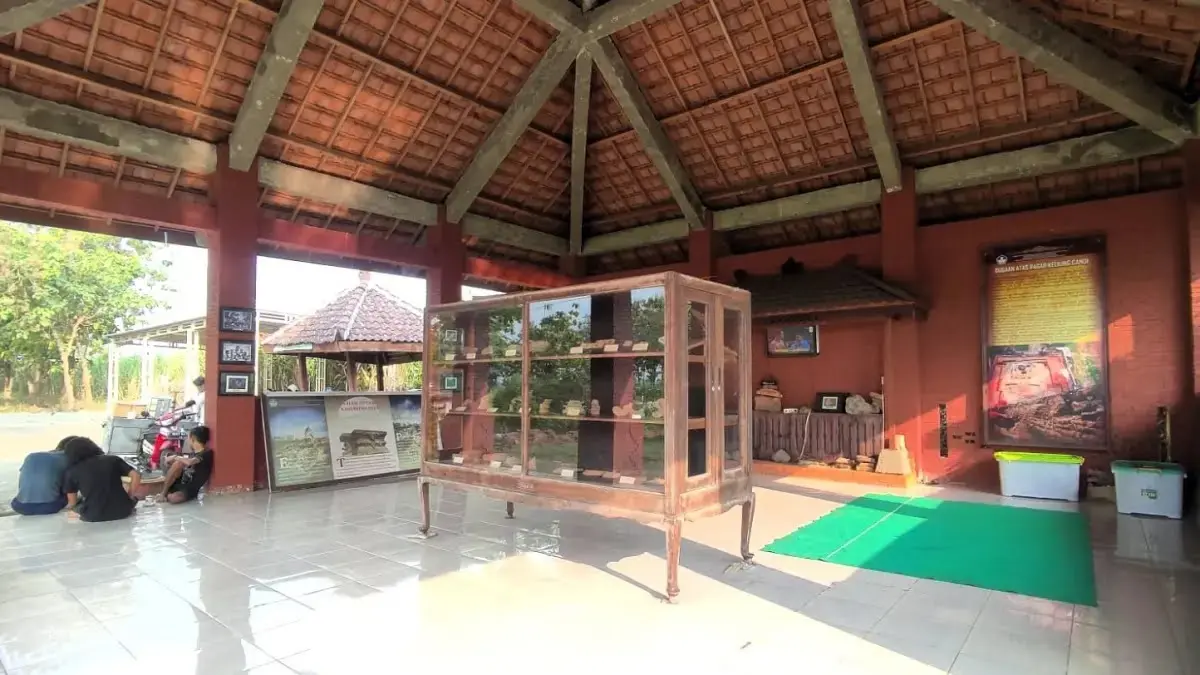 BERNILAI HISTORIS: Deretan artetak kuno hasil ekskavasi kompleks Situs Bhre Kahuripan dipajang di Museum Kaputren, Desa Klinterejo, Kecamatan Sooko, Kabupaten Mojokerto.