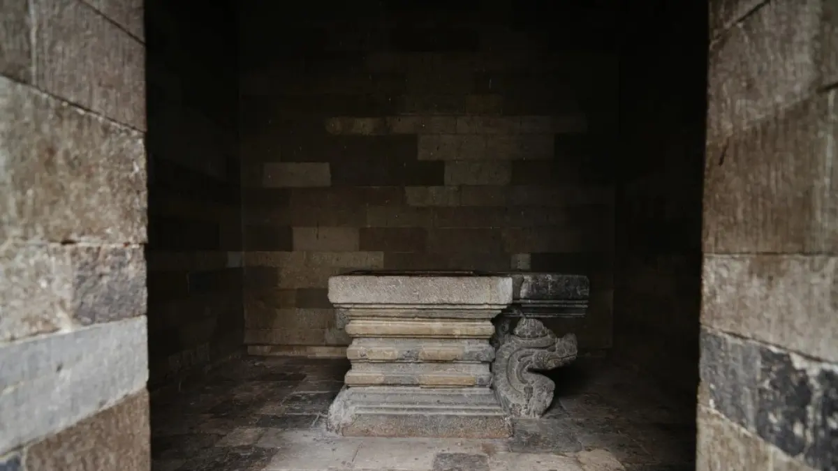SIMBOL SAKRAL: Sepasang lingga dan yoni yabt berada di relung Candi Jawi, Pasuruan, Jawa Timur. (Foto: Balai Pelestarian Kebudayaan Jawa Timur)