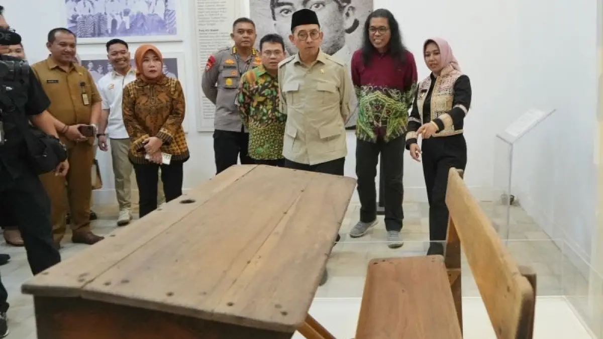 JEJAK PROKLAMATOR: Menbud RI Fadli Zon meninjau ruang Galeri Soekarno di kompleks SDN Purwotengah, Kota Mojokerto, 10 Juli 2025 lalu. (Sofan Kurniawan)