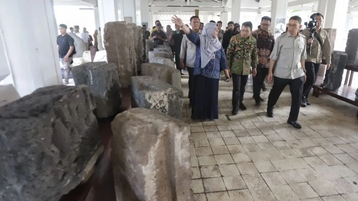 KOLEKSI BERSEJARAH: Menbud RI Fadli Zon mengamati warisan peninggalan Kerajaan Majapahit dan meresmikan PIM menjadi Museum Majapahit di Desa/Kecamatan Trowulan, Kabupaten Mojokerto, 10 Juli 2025 lalu. (Sofan Kurniawan)