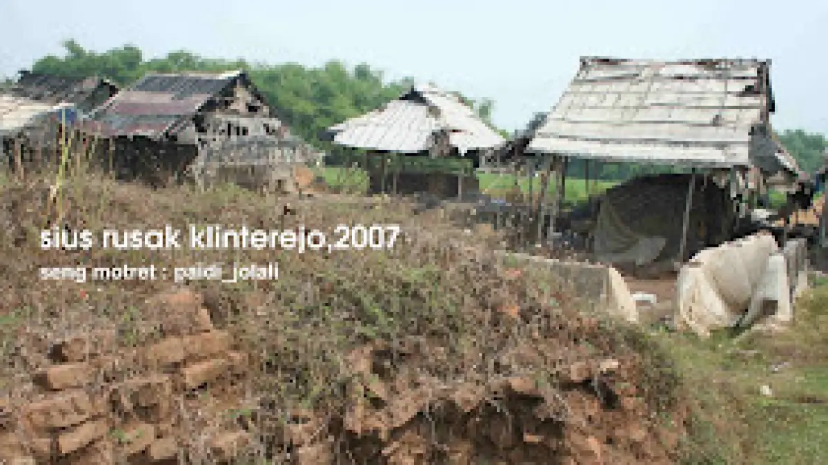 JEJAK SITUS: Reruntuhan batu bata khas Majapahit di Situs Klinterejo, dipotret Paidi Jolali pada 2007 silam. Kini, reruntuhan tersebut telah hilang berganti lahan tanaman tebu. (Foto: Paidi Jolali)