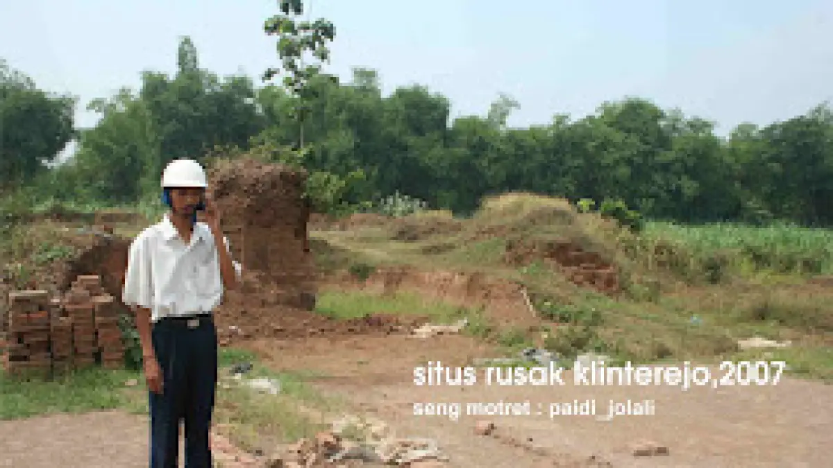 RIWAYAT SEJARAH: Paidi Jolali berada di antara reruntuhan batu bata khas Majapahit di Situs Klinterejo tahun 2007 lalu.