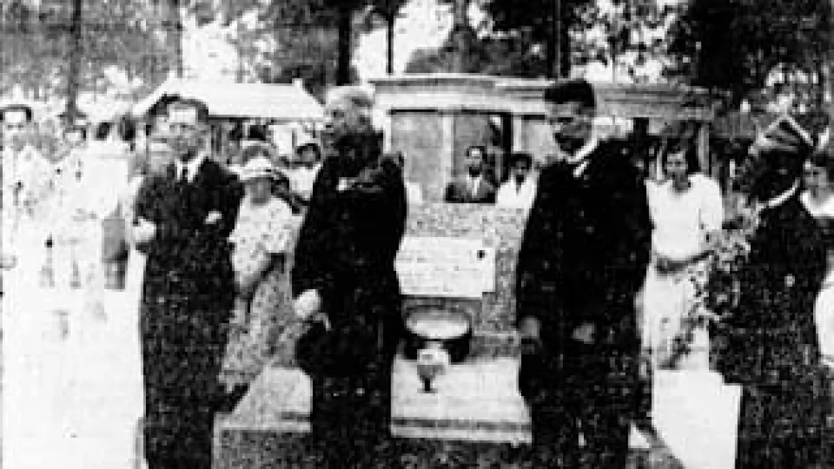 BERKABUNG: Suasana pemakaman Nyonya Annie Wisse-Petri. (Sumber: Soerabaijasch Handelsblad, 22 Oktober 1936)