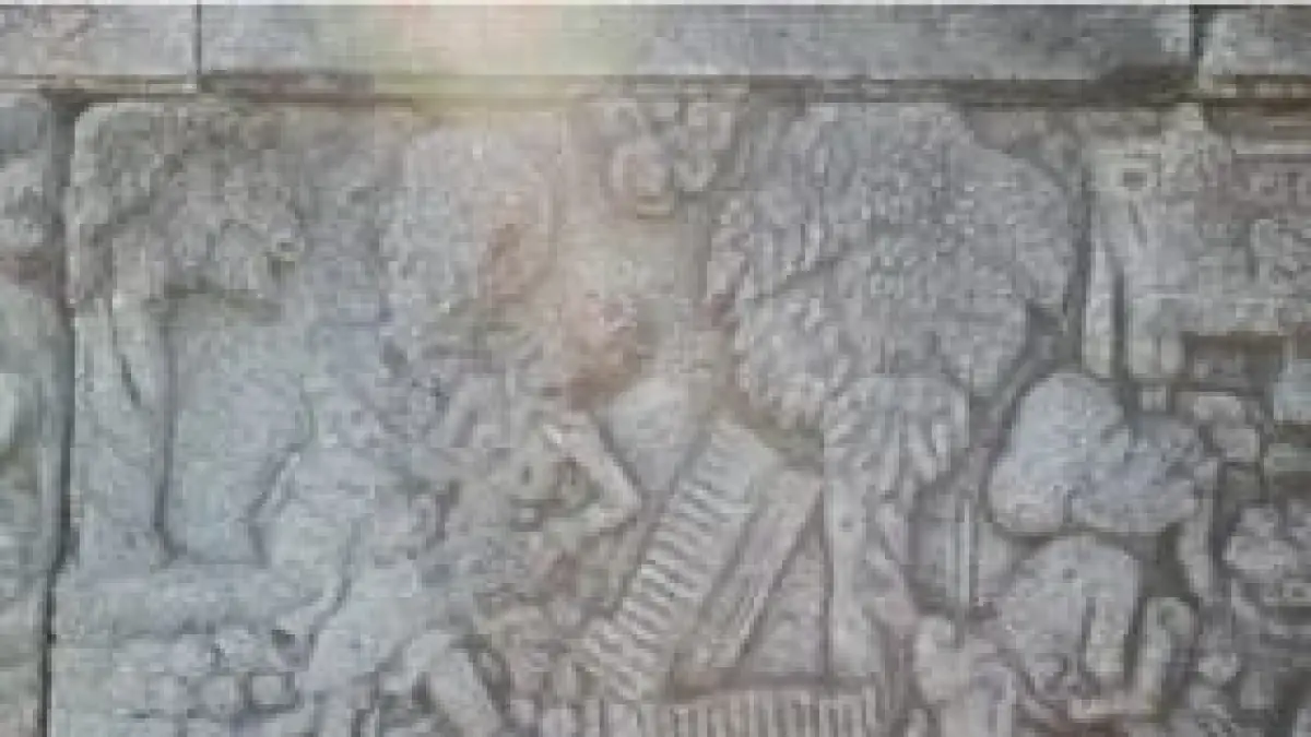 RELIEF: Alat musik gamelan gambang pada panel Candi Penataran tahun 1297 Saka (1375 M).