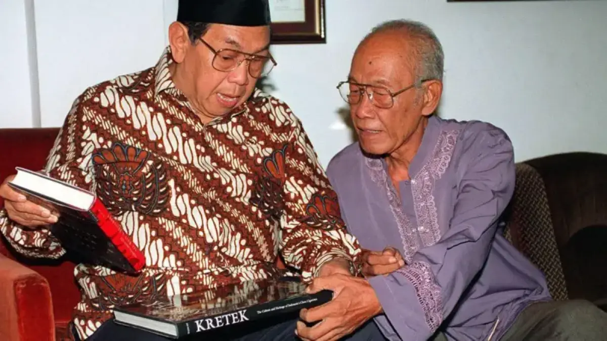 Agus Lolong/AFP.

Penulis Pramoedya Ananta Toer (kanan) memberikan hadiah buku kepada Presiden Abdurrahman Wahid dalam sebuah pertemuan di Jakarta, 2 Mei 2000.
