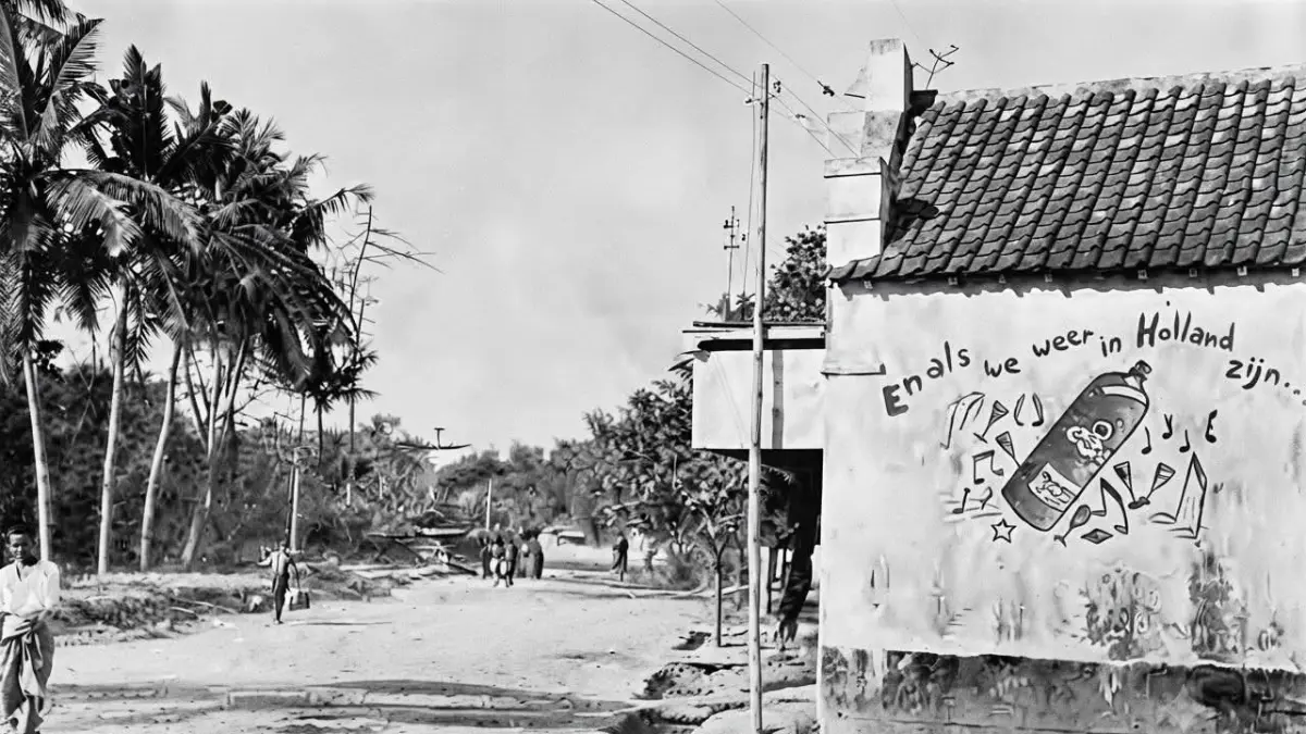 HOMESICK: Mural di Desa Brangkal, Kecamatan Sooko, Kabupaten Mojokerto yang diekspresikan tentara Belanda kisaran tahun 1948.