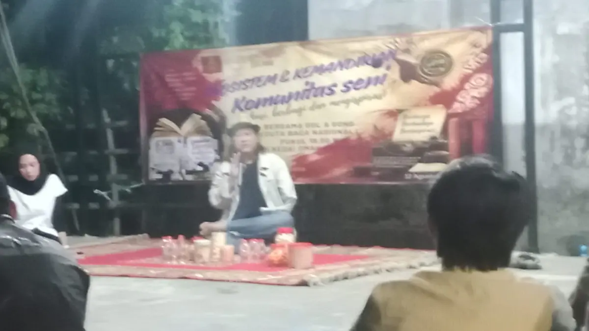 MEMBACA MOJOKERTO: Gol A Gong ketika menjawab pertanyaan dalam diskusi Ekosistem dan Kemandirian Komunitas Seni di Dusun Brongkol, Desa Banjaragung, Kecamatan Puri, Kabupaten Mojokerto, Rabu (12/8) malam. (Fendy JPRM)