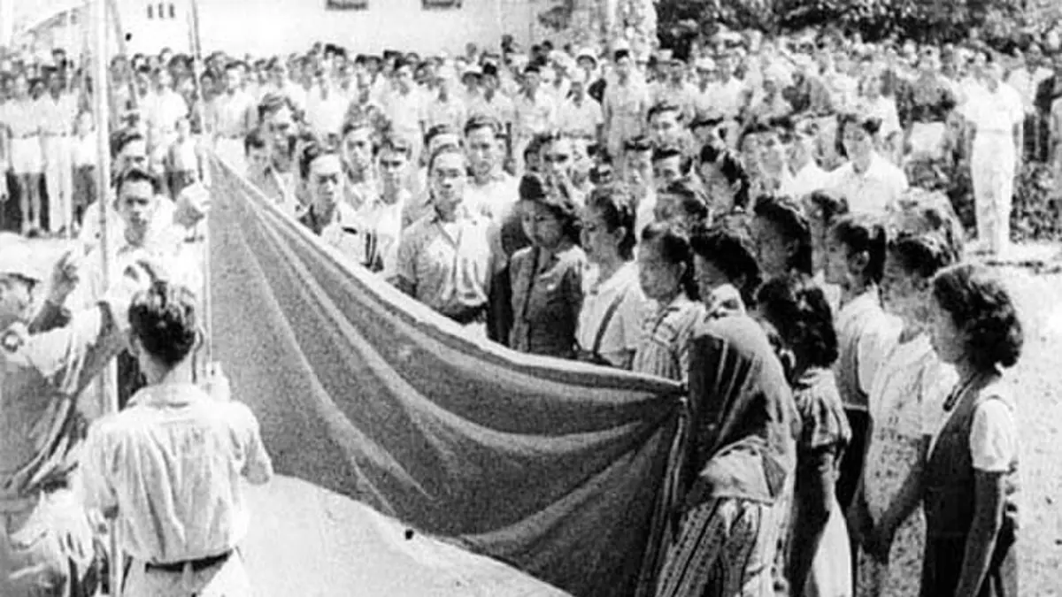 Suasana saat pembacaan proklamasi di Jakarta 17 Agustus 1945 (Frans Mendur)