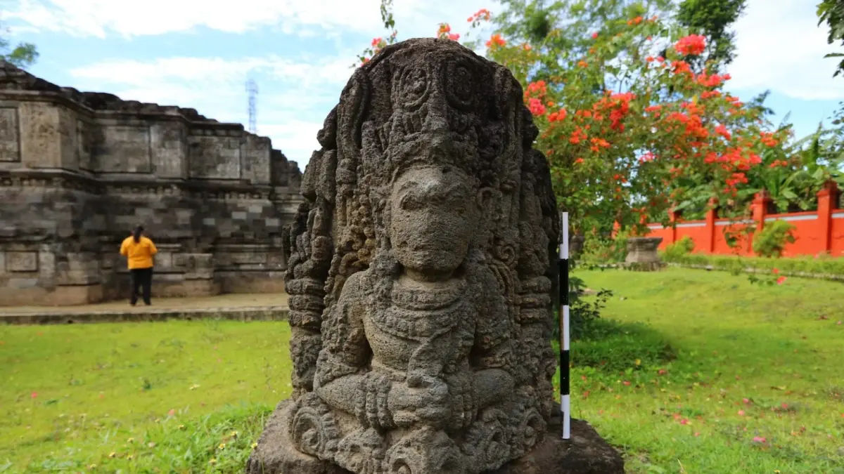 BERNILAI SEJARAH: Salah satu arca yang terdapat dalam kompleks Candi Surawana yang dibangun pada masa Kerajaan Majapahit di Kediri.