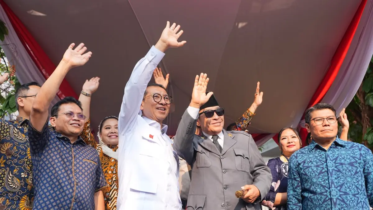 KENANG PERJUANGAN: Menbud Fadli Zon menyapa peserta yang meramaikan Tapak Tilas Proklamasi dalam rangka menyemarakkan HUT ke-81 Kemerdekaan RI, Minggu (16/8). (Foto: Kemenbud RI/Vidhy Fellizano Sfinoza)