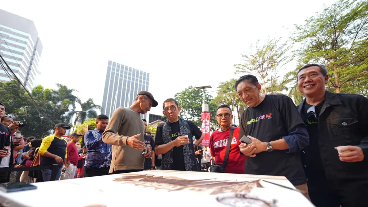 SEMARAK KEMERDEKAAN: Menbud Fadli Zon saat menilik Cultural Fair Day bertajuk Pasar Pagi Nusantara yang digelar di halaman kantor Kemenbud untuk memeriahkan HUT ke-81 Kemerdekaan RI, Minggu (16/8). (Foto: Kemenbud RI/Vidhy Fellizano Sfinoza)
