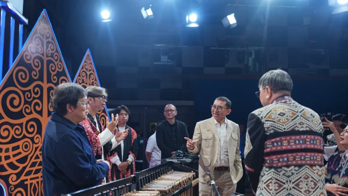 SPIRIT KEMERDEKAAN: Menbud Fadli Zon berbincang dengan Erwin Gutawa&nbsp;yang mengaransemen ulang lagu Hari Merdeka serta musisi dan penyanyi lintas generasi. (Foto: Kemenbud RI/Vidhy Fellizano Sfinoza)