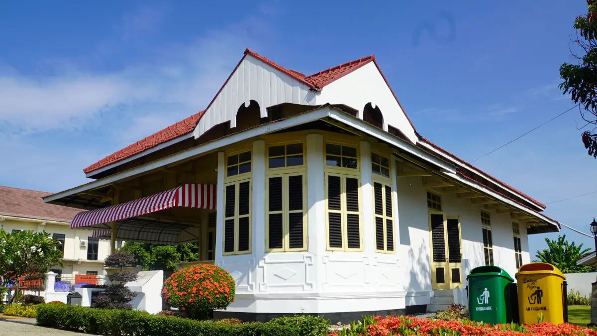 DILESTARIKAN: Rumah Bekas Kediaman Bung Karno di Kota Bengkulu yang kondisinya terawat dan terpelihara. (Foto: Museum dan Cagar Budaya Kemenbud RI)