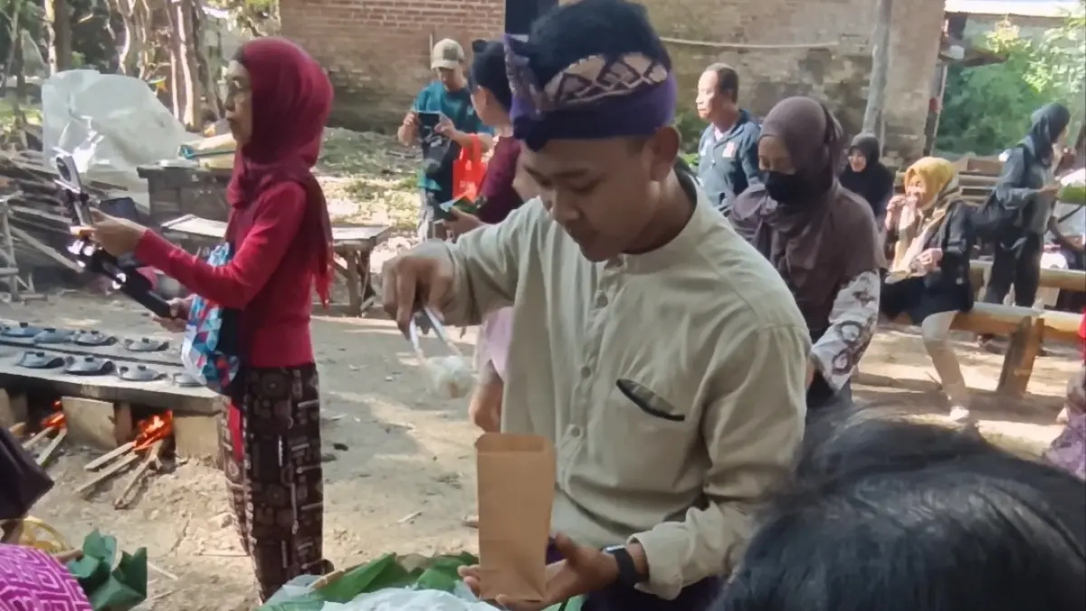 LARIS MANIS: Pedagang jajanan getas di Pasar Keramat, Desa Warugunung, Kecamatan Pacet, Kabupaten Mojokerto yang ramai dikunjungi pembeli.