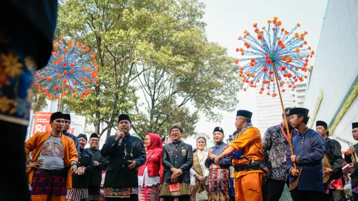 SEMARAK PELESTARIAN BUDAYA: Menbud Fadli Zon membuka lomba permainan rakyat dan Olahraga Tradisional pada peringatan HUT ke-81 Kemerdekaan RI, Senin (17/8). (Foto: Kemenbud RI/Heri Budi S)