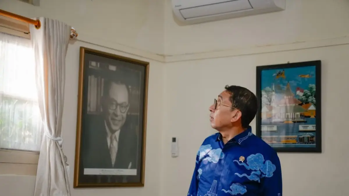 SIMPAN MEMORI: Menbud RI Fadli Zon menilik Vila Bung Hatta yang menyimpan keterkaitan dengan perjalanan hidup Wakil Presiden pertama RI, Mohammad Hatta.&nbsp;(Foto: Kemenbud RI/Heri Budi S.)