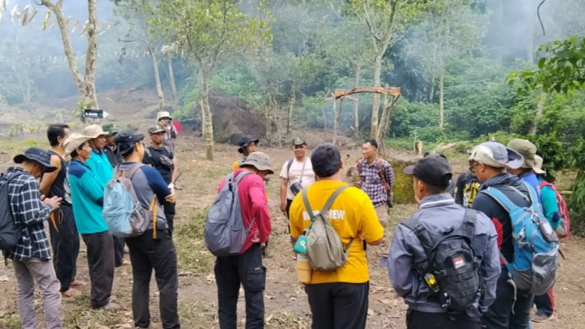 EKSPEDISI SEJARAH: Tim Balai Pelestarian Kebudayaan (BPK) Wilayah Jawa Timur saat menelusuri jejak peradaban masa lalu di kawasan Gunung Penanggungan atau yang dikenal dengan Pawitra. (Foto: BPK Wilayah Jatim)