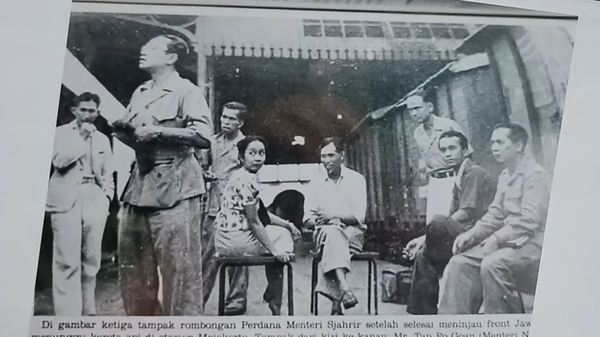 TINJAU SITUASI: Perdana Menteri Sutan Sjahrir bersama rombongan menteri kabinetnya berada di Stasiun Mojokerto usai melakukan inspeksi pada Maret 1947. (Foto: dok Ayuhanafiq)