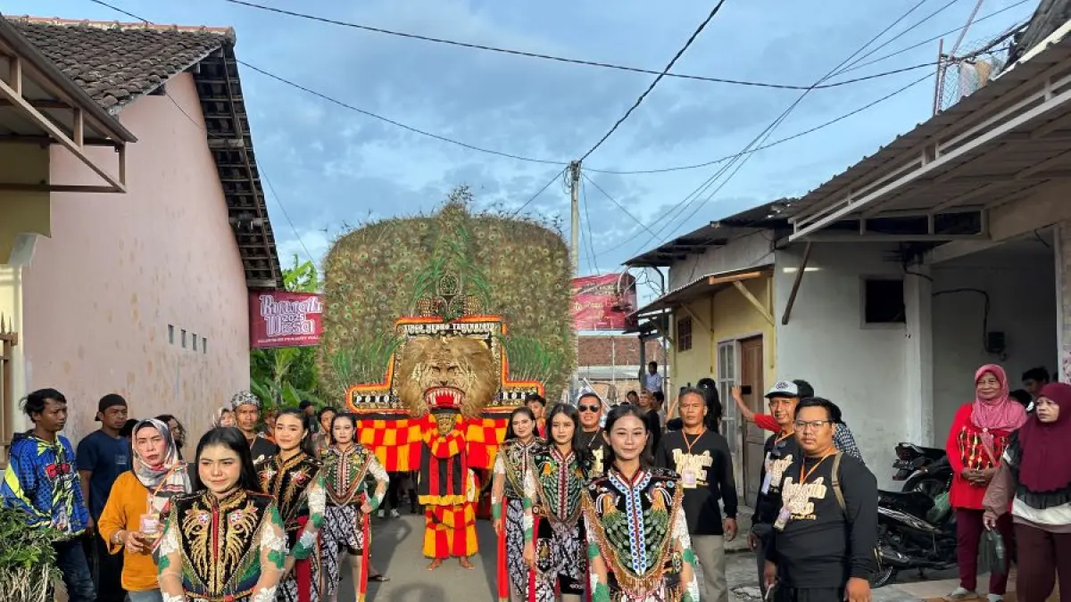 DILESTARIKAN: Pertunjukan Reog Ponorogo pada parade kesenian yang ditampilkan dalam tradisi grebegan hasil bumi di acara ruwah desa di Kelurahan/Kecamatan Prajuritkulon, Kota Mojokerto 2025 lalu. (foto: JPRM)