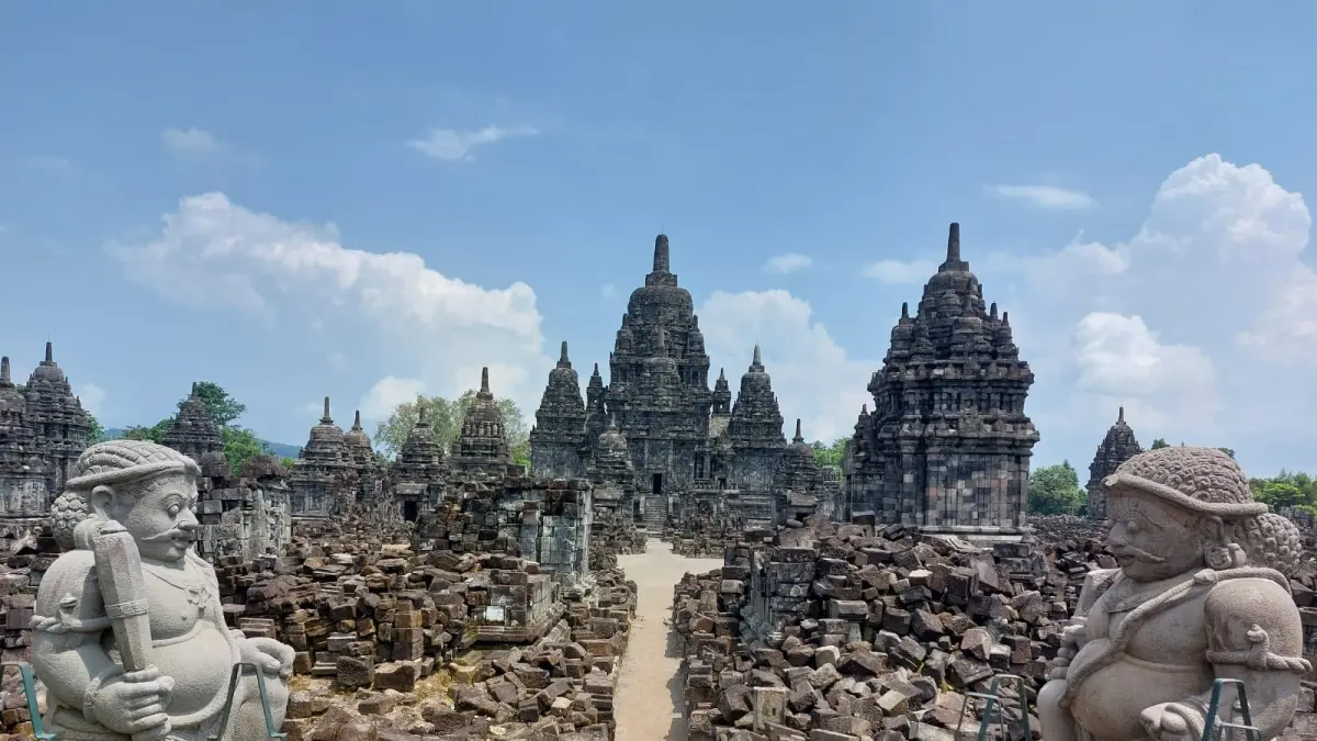 ARCA PENJAGA: Sepasang Dwarapala yang berada di pintu gerbang kompleks Candi Sewu, Kabupaten Sleman, DIY. (Foto: Museum dan Cagar Budaya Kemenbud RI)