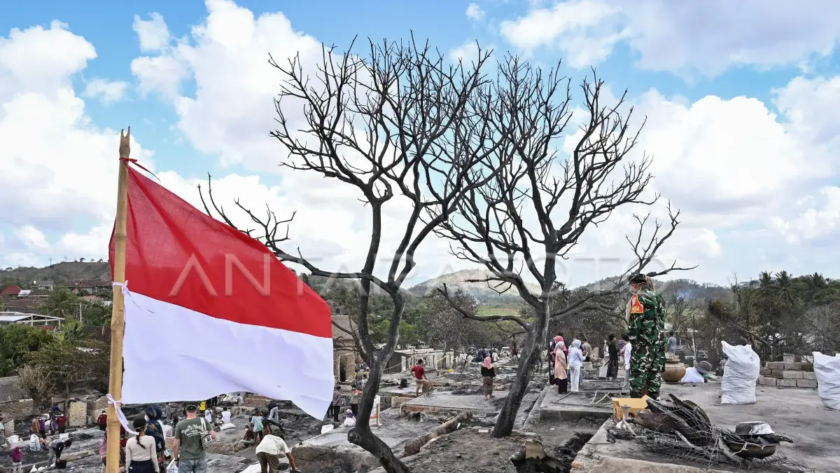 YANG TERSISA: Warga membersihkan puing sisa kebakaran rumahnya di Desa Adat Sade, Rembitan, Kecamatan Pujut, Praya, Lombok Tengah, NTB, Senin (24/8/2026). ANTARA FOTO/Ahmad Subaidi.
