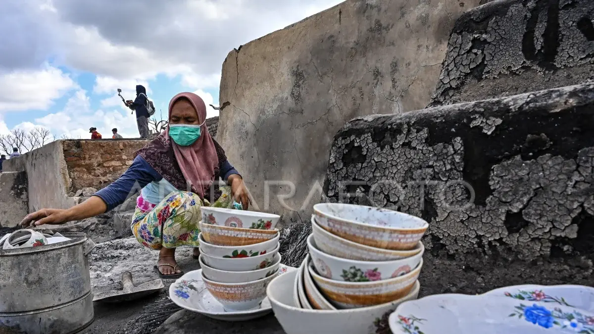 YANG TERSISA: Warga membersihkan puing sisa perabotan rumah tangga pasca kebakaran rumahnya di Desa Adat Sade, Rembitan, Kecamatan Pujut, Praya, Lombok Tengah, NTB, Senin (24/8/2026). ANTARA FOTO/Ahmad Subaidi.